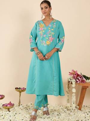 Women Floral Embroidered Thread Work Kurta with Trousers & With Dupatta 7
