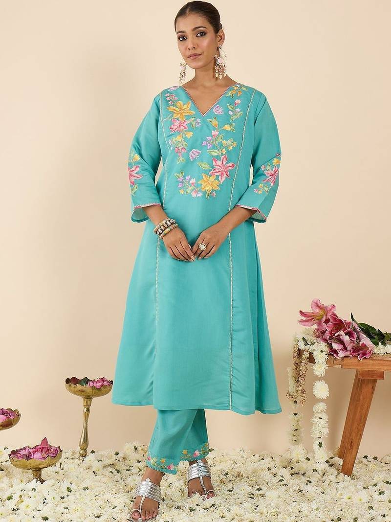 Women Floral Embroidered Thread Work Kurta with Trousers & With Dupatta