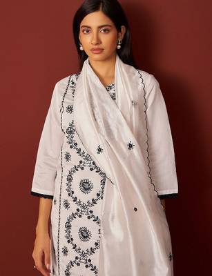 Ethnic Motifs Embroidered Thread Work Kurta with Trousers & Dupatta 3