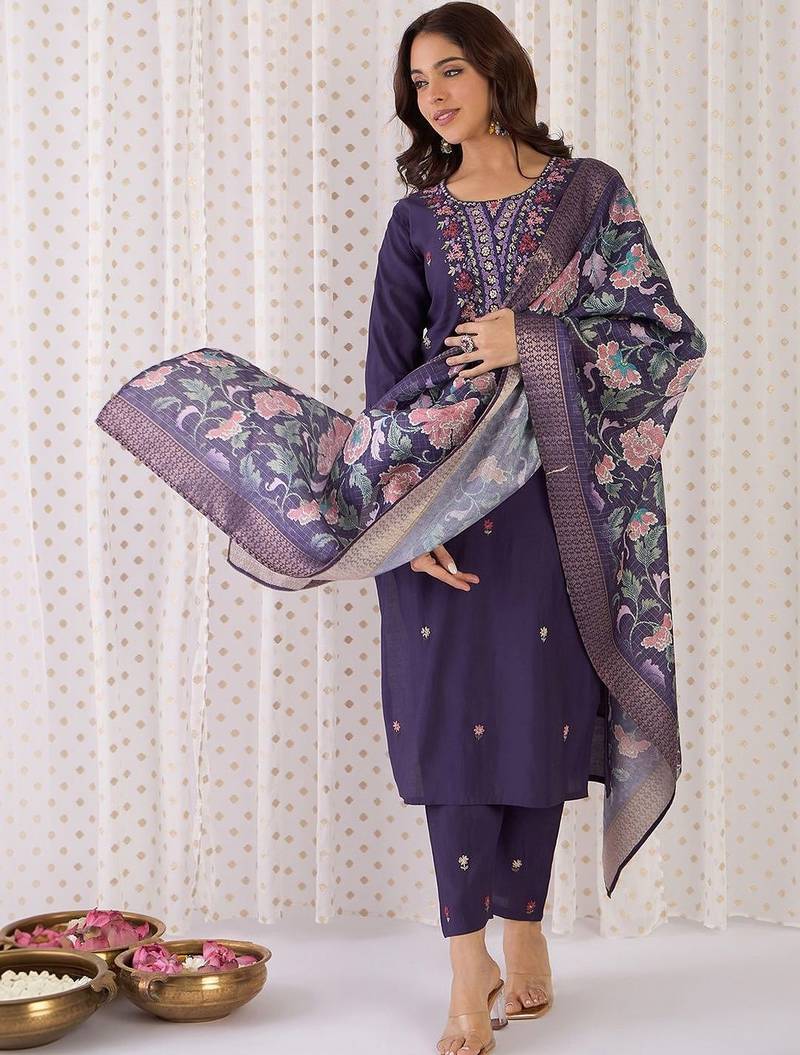 Women Floral Embroidered Thread Work Kurta with Trousers & With Dupatta