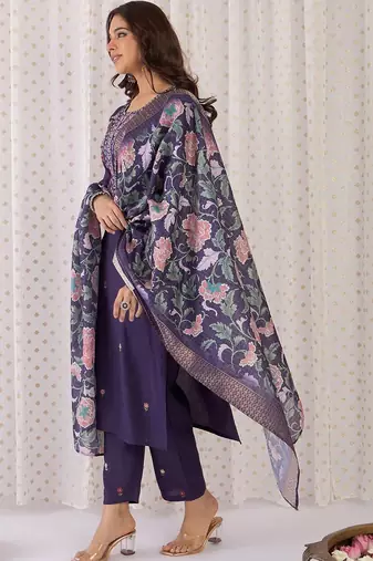 Women Floral Embroidered Thread Work Kurta with Trousers & With Dupatta