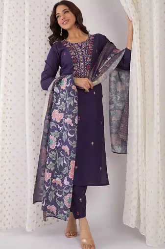 Women Floral Embroidered Thread Work Kurta with Trousers & With Dupatta