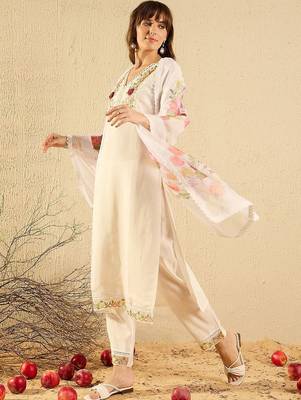Women Floral Embroidered Thread Work Kurta with Trousers & With Dupatta 3
