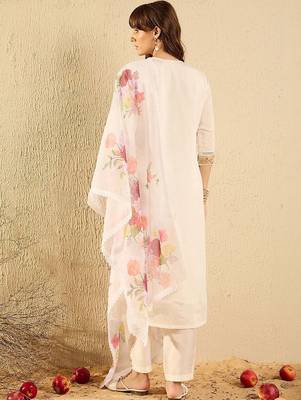 Women Floral Embroidered Thread Work Kurta with Trousers & With Dupatta 4