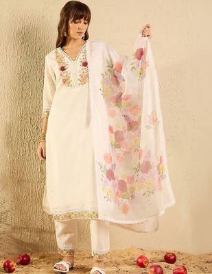 Women Floral Embroidered Thread Work Kurta with Trousers & With Dupatta 5