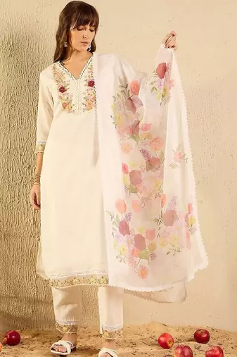 Women Floral Embroidered Thread Work Kurta with Trousers & With Dupatta
