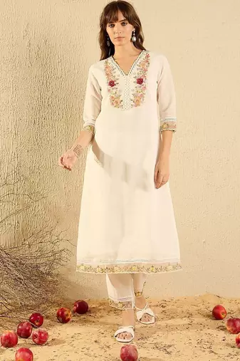 Women Floral Embroidered Thread Work Kurta with Trousers & With Dupatta