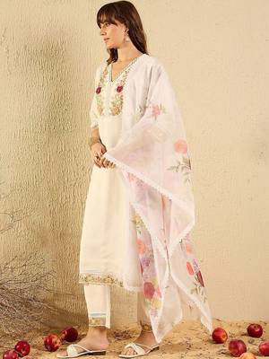 Women Floral Embroidered Thread Work Kurta with Trousers & With Dupatta 7