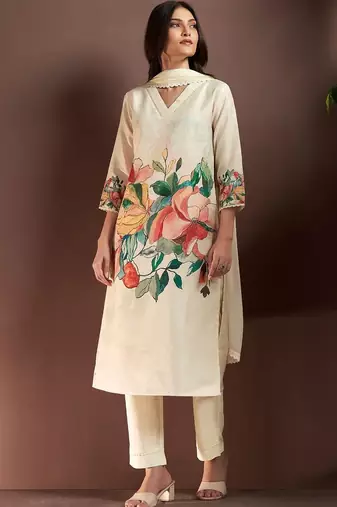 Women Floral Printed Kurta with Trousers & With Dupatta