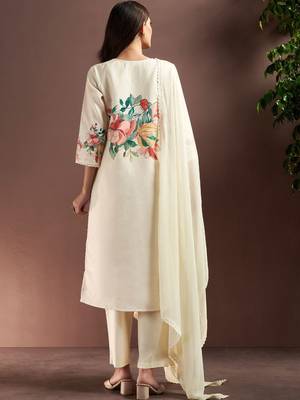 Women Floral Printed Kurta with Trousers & With Dupatta 4