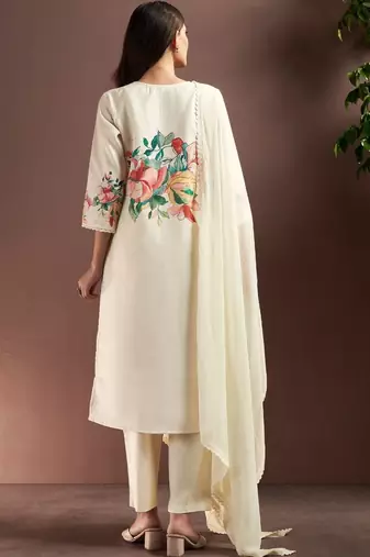 Women Floral Printed Kurta with Trousers & With Dupatta