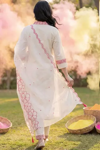 Women Floral Embroidered Thread Work Cotton Kurta with Trousers & With Dupatta