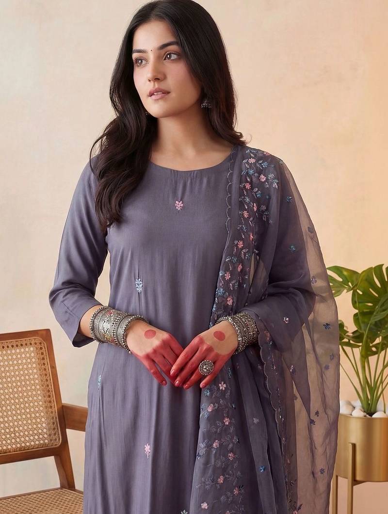 Women Floral Embroidered Thread Work Kurta with Trousers & With Dupatta