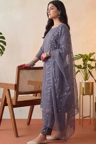 Women Floral Embroidered Thread Work Kurta with Trousers & With Dupatta