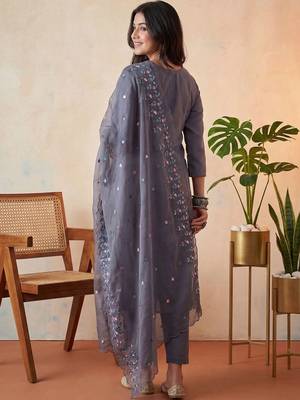 Women Floral Embroidered Thread Work Kurta with Trousers & With Dupatta 3