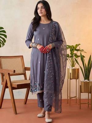 Women Floral Embroidered Thread Work Kurta with Trousers & With Dupatta 5