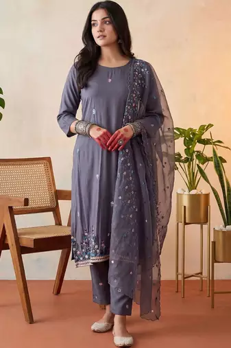 Women Floral Embroidered Thread Work Kurta with Trousers & With Dupatta