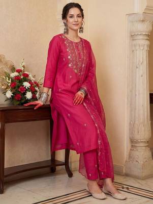 Women Floral Embroidered Thread Work Kurta with Trousers & With Dupatta 1