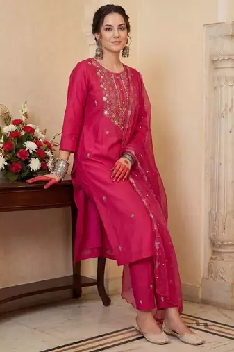 Women Floral Embroidered Thread Work Kurta with Trousers & With Dupatta