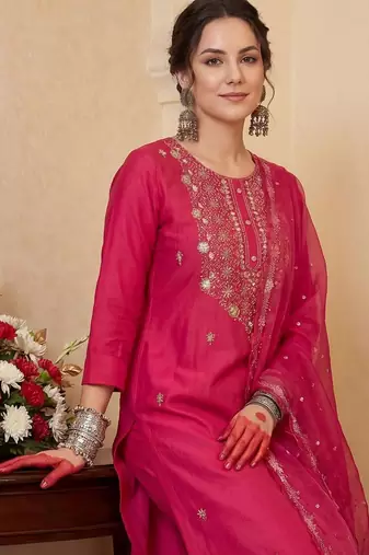 Women Floral Embroidered Thread Work Kurta with Trousers & With Dupatta