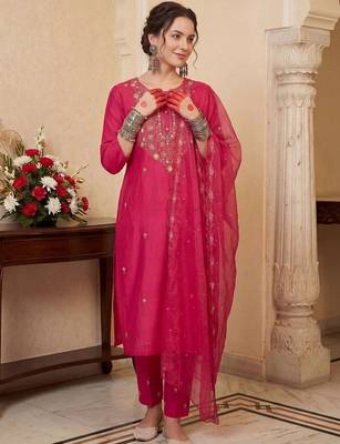 Women Floral Embroidered Thread Work Kurta with Trousers & With Dupatta 5