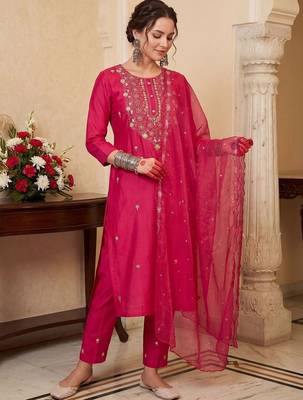 Women Floral Embroidered Thread Work Kurta with Trousers & With Dupatta 6
