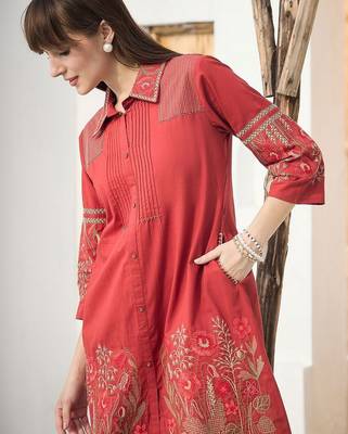 Women Floral Embroidered Thread Work Cotton Kurta with Trousers 2