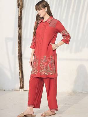 Women Floral Embroidered Thread Work Cotton Kurta with Trousers 4