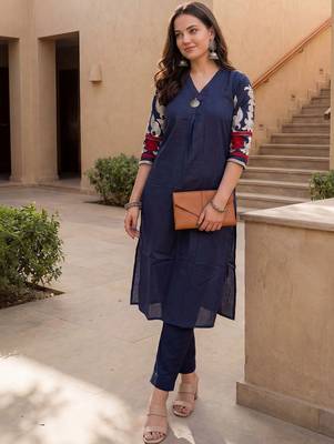 Women Embroidered Pleated Thread Work Cotton Kurta with Trousers 3