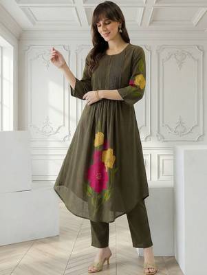 Women Floral Printed Pleated Cotton Kurta with Trousers 1
