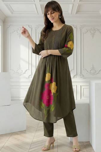 Women Floral Printed Pleated Cotton Kurta with Trousers