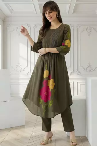 Women Floral Printed Pleated Cotton Kurta with Trousers