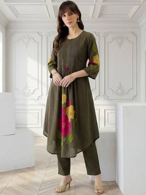 Women Floral Printed Pleated Cotton Kurta with Trousers 2