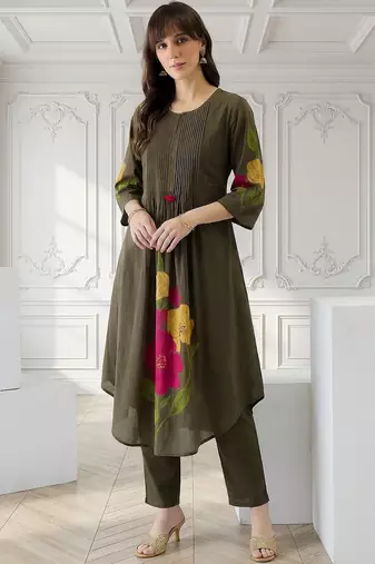 Women Floral Printed Pleated Cotton Kurta with Trousers