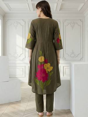 Women Floral Printed Pleated Cotton Kurta with Trousers 3
