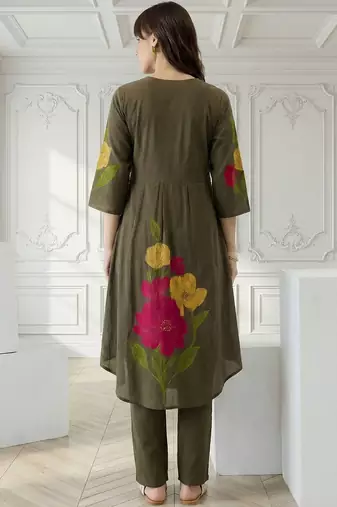 Women Floral Printed Pleated Cotton Kurta with Trousers