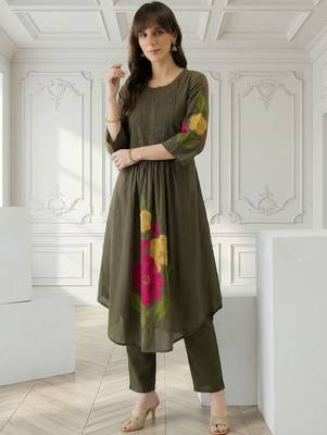 Women Floral Printed Pleated Cotton Kurta with Trousers 4