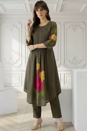 Women Floral Printed Pleated Cotton Kurta with Trousers