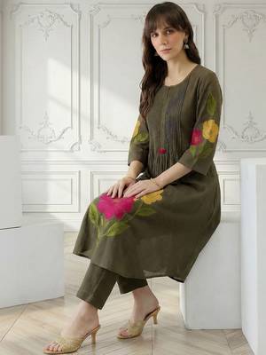 Women Floral Printed Pleated Cotton Kurta with Trousers 5