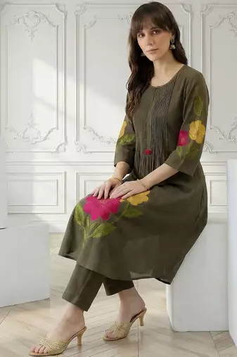 Women Floral Printed Pleated Cotton Kurta with Trousers