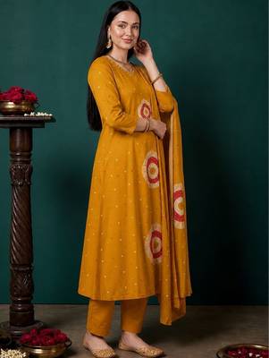 Women Leheriya Printed Cotton Kurta with Trousers & With Dupatta 1