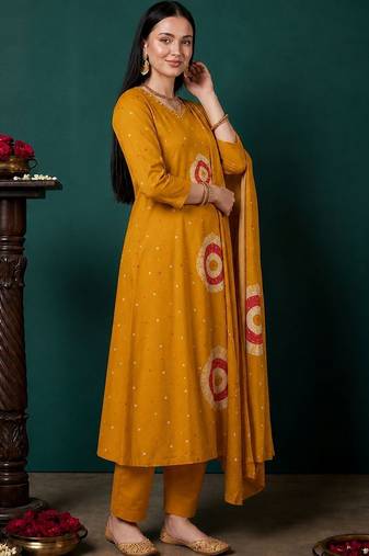 Women Leheriya Printed Cotton Kurta with Trousers & With Dupatta