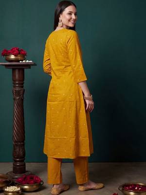 Women Leheriya Printed Cotton Kurta with Trousers & With Dupatta 4