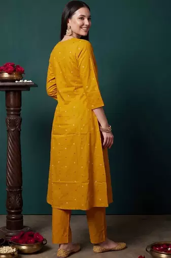 Women Leheriya Printed Cotton Kurta with Trousers & With Dupatta