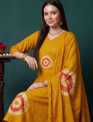 Women Leheriya Printed Cotton Kurta with Trousers & With Dupatta 5