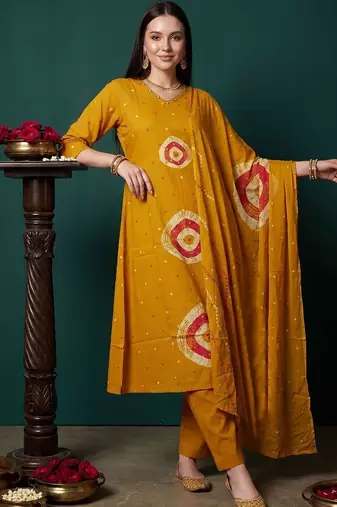 Women Leheriya Printed Cotton Kurta with Trousers & With Dupatta