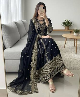 Black faux georgette embroidered flared gown set 2