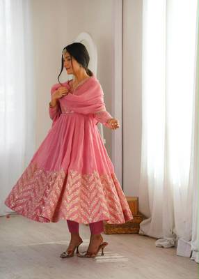 Pink silk blend embroidered flared gown set 3