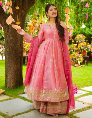 Pink silk blend embroidered flared gown set 2