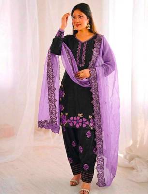 Black silk blend embroidered kurta set 2
